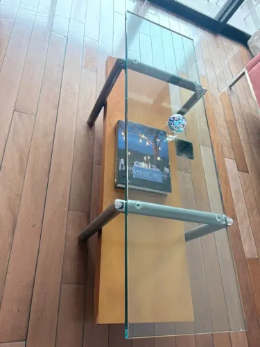 Mesa de centro vidro grosso com estrutura em metal e base de madeira
