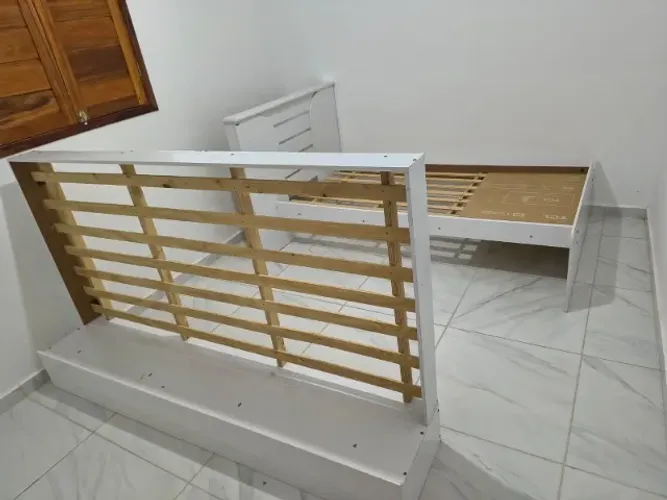 Uma bicama de solteiro e uma mesa de escritório com duas gavetas com chave 
