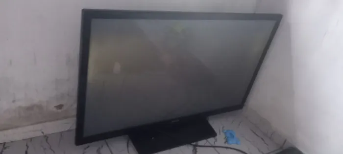 Vende-se uma tv 43 com defeito para retirada de peças ela, liga mais não demora e desliga.