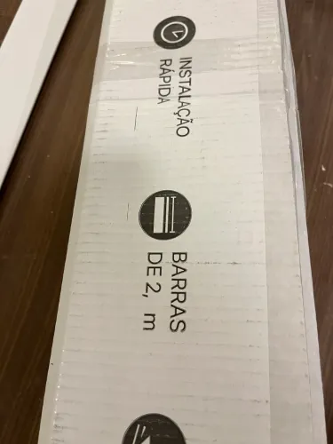 RODAPÉ POLIESTIRENO 7 cm BARRA PASSA FIO FRISADO 2,5 m