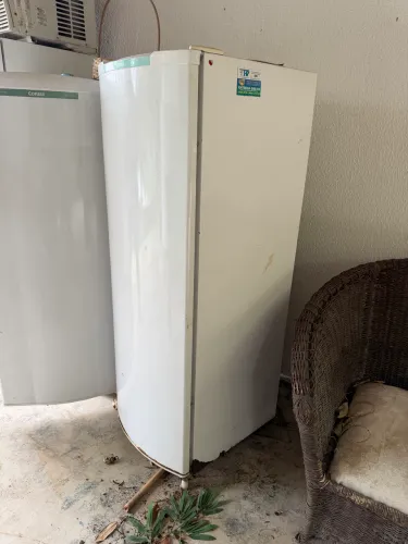 Geladeira 220v com marcas de uso