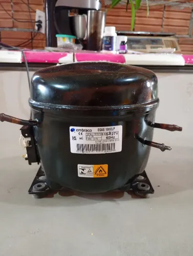 Motor compressor marca Embraco de 1/3 gás r600 inflamável 127v