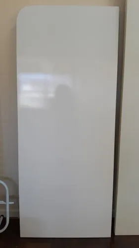 Tablado em MDF branco, com rodinhas de silicone para vitrine. Medindo 1,45 m X 0,60 m.