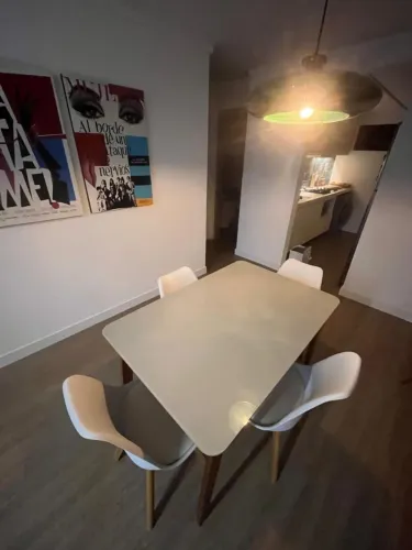 Jogo de mesa com quatro cadeiras