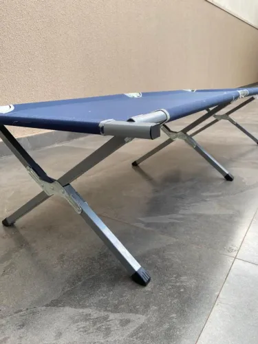 Cama Dobrável Portátil Camping com Estrutura de Metal