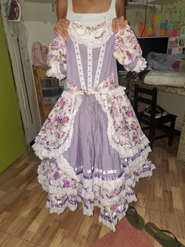 VENDE-SE VESTIDO DE QUADRILHA USADO POUCAS VEZES, INCLUSO ACESSÓRIOS