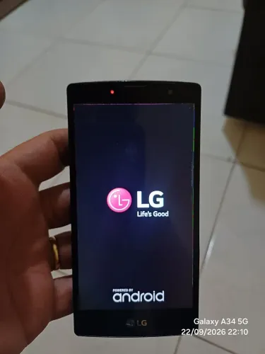 Smartphone LG travado na logo 