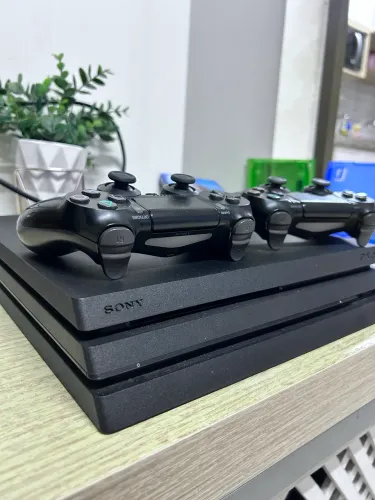 Ps4 pro 1TB seminovo c/ 2 controles e 6 jogos mídia física