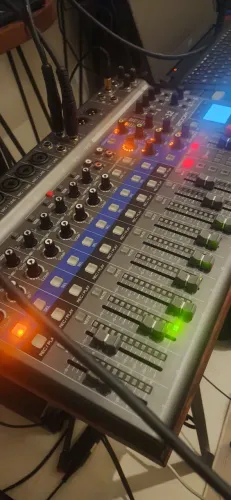 Mesa de Som / Mixer e Gravador Multipista Digital Zoom Livetrack L12