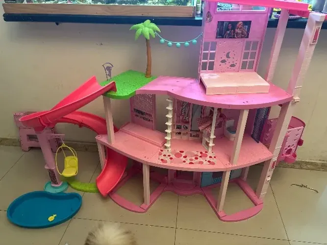 Vendo pu TROCO por um celular bom: uma Mansão da Barbie e bicicleta ergométrica.