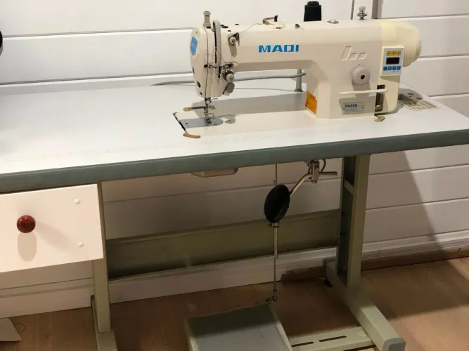 Máquina de costura reta industrial direcdrive.