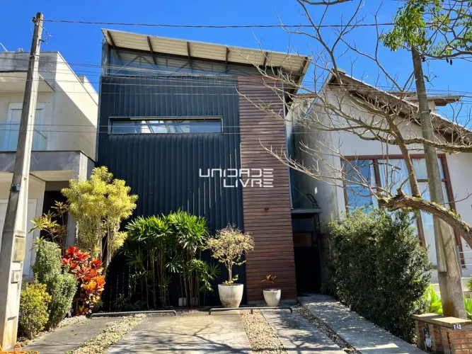 Casa Moderna em Condomínio | 2 Suítes, Mezanino e 2 Vagas | 155m²