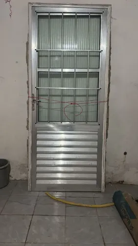 PORTA DE ALUMÍNIO POR 330,00 APENAS DINHEIRO OU PIX