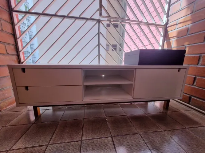 Rack para TV Branco com Pés de Madeira - Lindo e Conservado