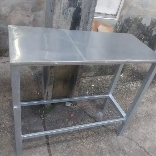 Mesa de inox com os pes metalon calvanizado de 1mx43cm