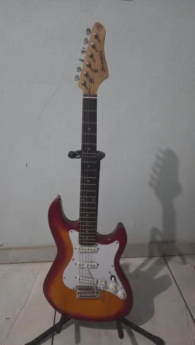 Guitarra quase nunca usada