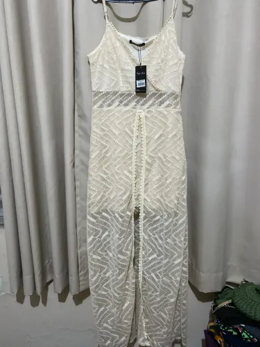 Vestido longo trabalhado e com shorts por dentro