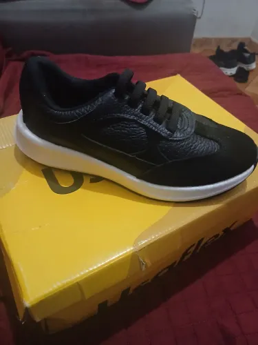 Vendo tênis de couro nunca usado.
