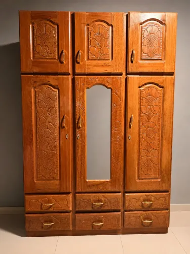 GUARDA ROUPA DE MADEIRA