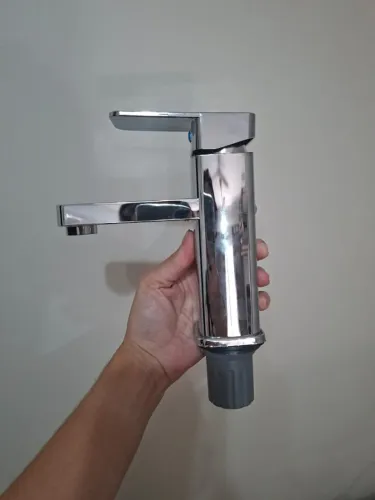 Torneira com saida de agua quente e fria