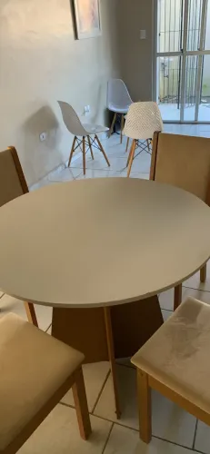 Vendo uma mesa quatro cadeiras por 700 reais semi nova zp *76