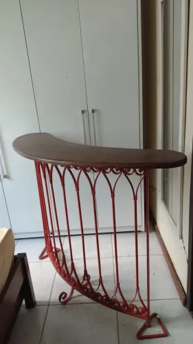 BELO CONSOLE  DE FERRO COM TAMPO DE MADEIRA DE LEI 