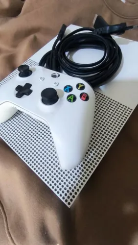 XBOX ONE S 500GB + CONTROLE ORIGINAL ?