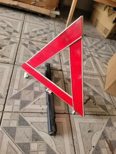 Chave de roda e triângulo
