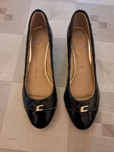 Sapato Carmim feminino preto verniz salto médio matelasse elegante 35