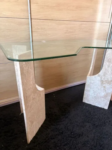 Mesa tampo vidro e pés de mármore