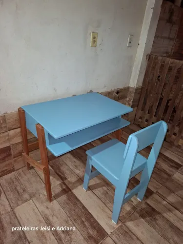 Mesa e cadeira infantil.