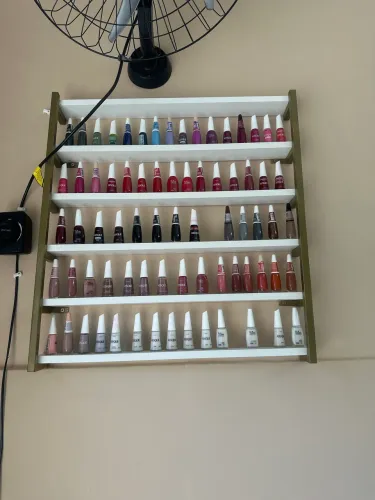 Nicho expositor de esmalte modelo industrial branco com dourado 