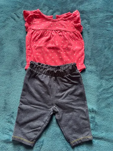 Conjunto Carters Body manga curta e calça de sarja Menina Semi novo até 3 meses