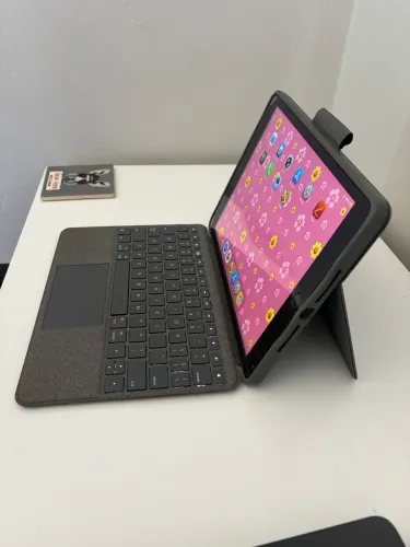 iPad geração 9 com capa e teclado.