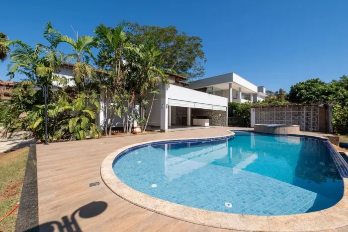 Sobrado Alto Padrão no Aldeia do Vale | 4 Suítes, Piscina Borda Infinita, Bosque e Lago