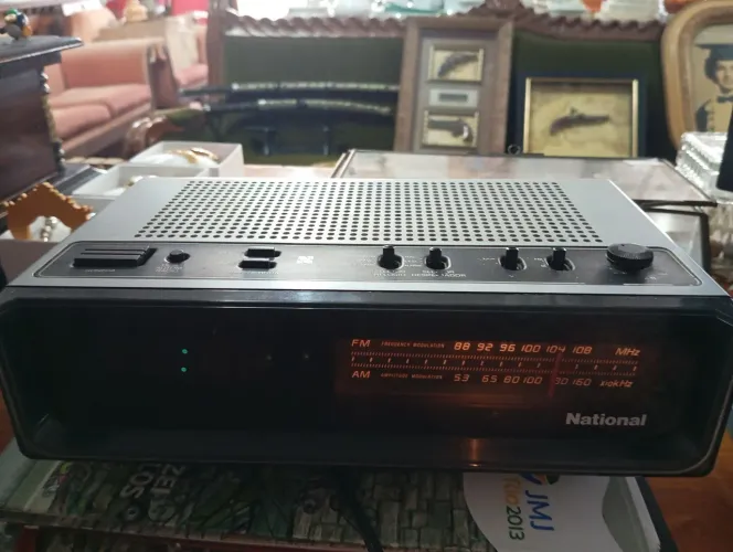 Antigo Rádio relógio National funcionando 