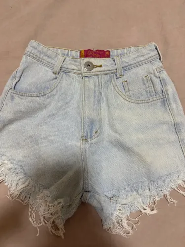 Short jeans feminino destroyed claro