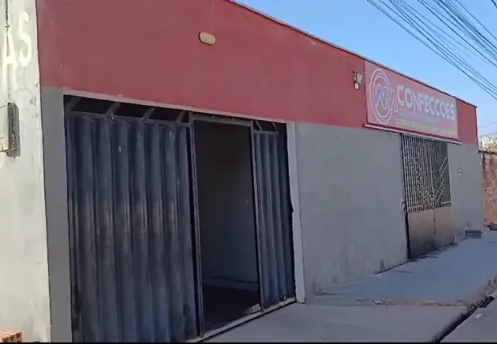 Casa principal, 2 kitnets nos fundos do quintal e Ponto comercial na frente.