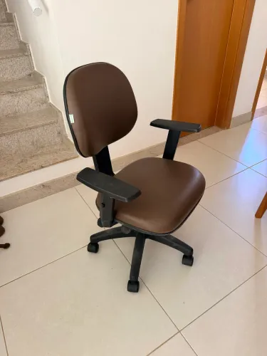 Cadeira de escritório marrom regulável courino moveram