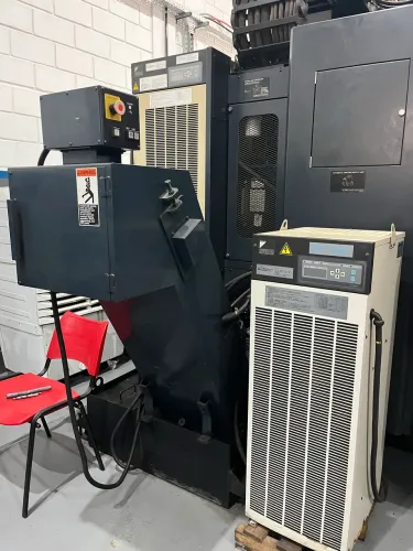 Centro de usinagem makino V55 máquina de alto avanço em perfeitas condições.