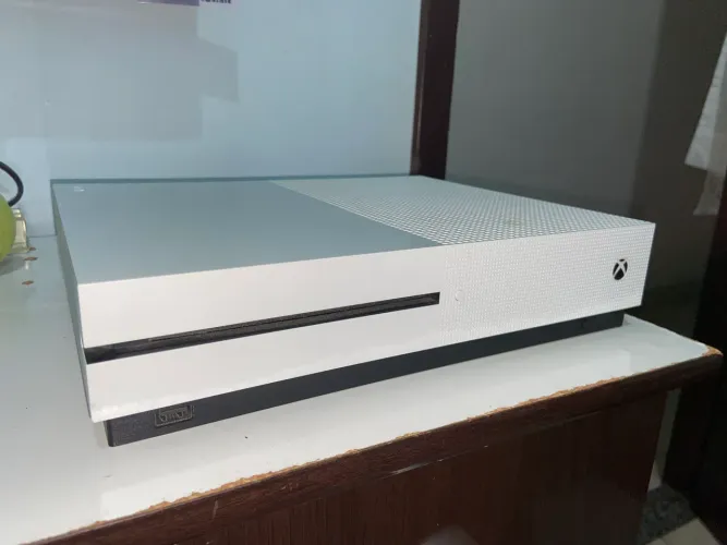 XBOX ONE S 1TB + 4 JOGOS + 2 CONTROLES