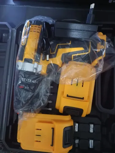 Parafusadeira e furadeira 48 wat bivolt 2 bateria Lion nova