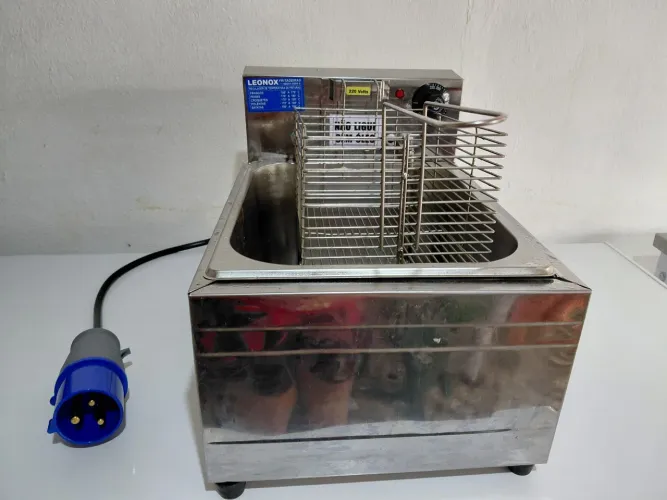 fritadeira elétrica nova, com tomada industrial e toda estalacão elétrica.