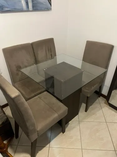 Mesa com 4 cadeiras usada e com marcas de uso