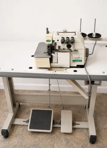 Máquina Overlock Industrial Zoje ZJ737A Semi Nova com Mesa e Motor