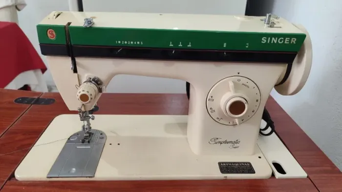 Máquina de Costura Singer Simplesmatic Super