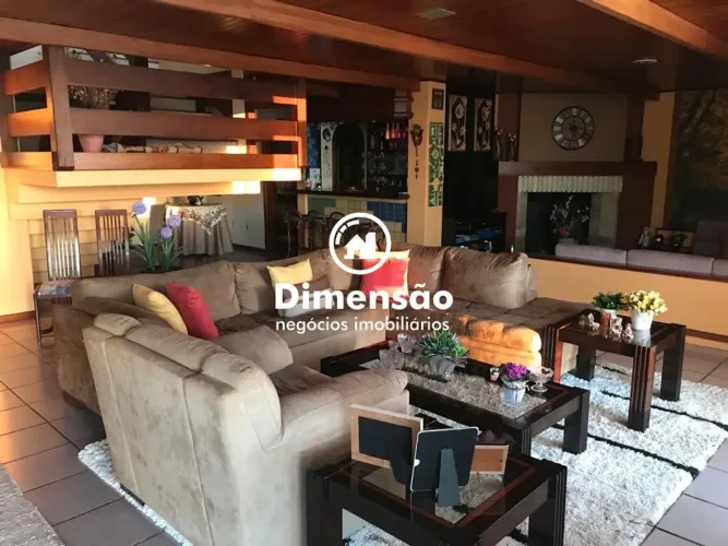 CASA 4 DORM. NO CENTRO