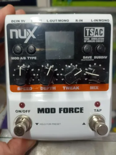 Pedal de efeito para guitarra Nux Mod Force. Equipamento que vc guitarrista precisa ter.
