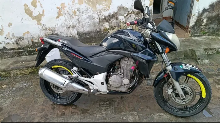 Vendo uma CB 300 00 2012 já com cabeçote 2015 R$11000,00 aceito cartões com juros da maqu