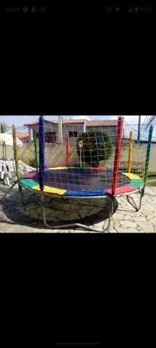 Cama elástica, piscina de bolinha, 2 gangorra, 1 escorregador